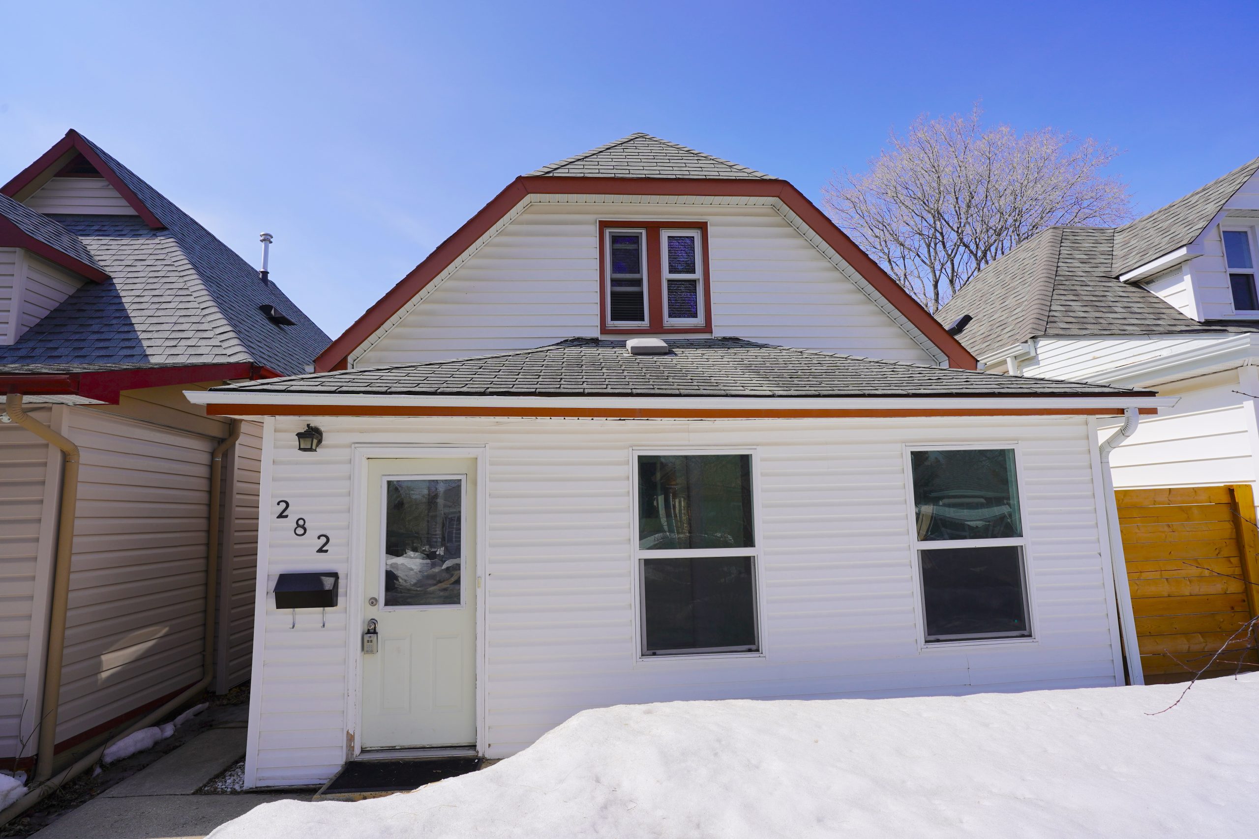 282 Albany Street – Deer Lodge House For Sale