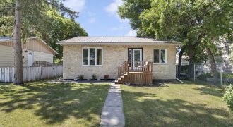 207 McFadden Ave – Your Dream Home Awaits in South Transcona