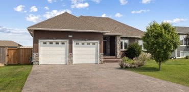 402 St George Place | Luxury Living in Niverville: 5-Bedroom Custom Bungalow