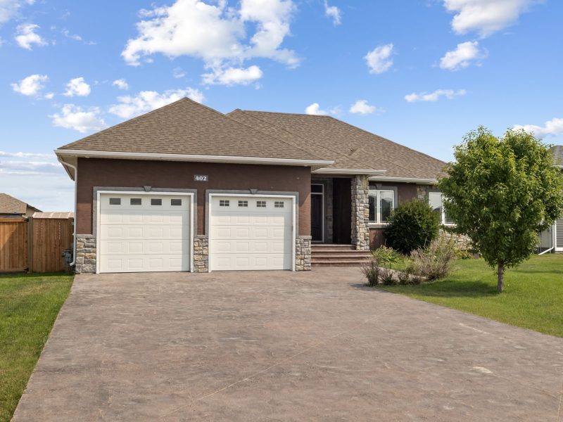 402 St George Place | Luxury Living in Niverville: 5-Bedroom Custom Bungalow