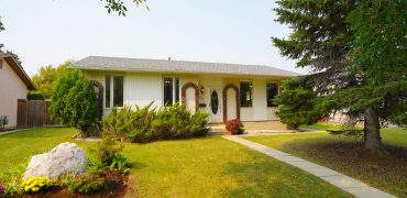 27 Lakeglen Drive | Waverley Heights Winnipeg