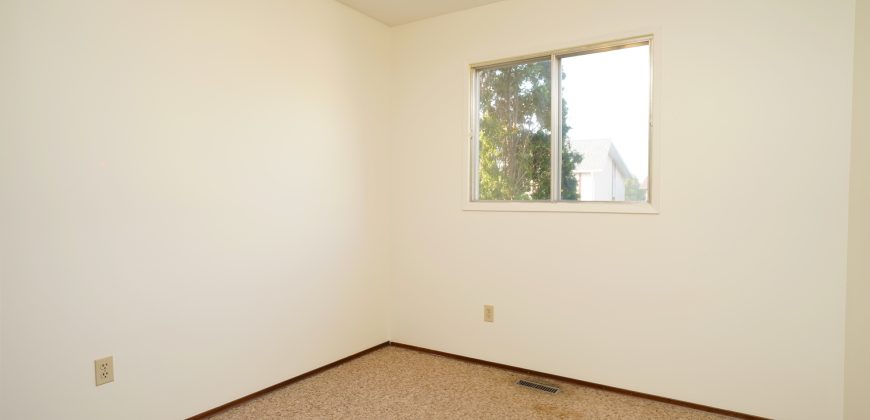 22 Price Drive East Kildonan – Bright 3-Bedroom Home with Large Yard