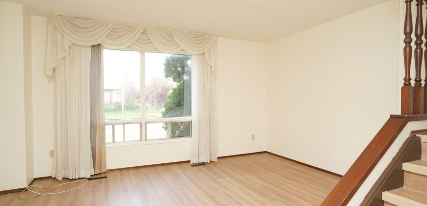 22 Price Drive East Kildonan – Bright 3-Bedroom Home with Large Yard