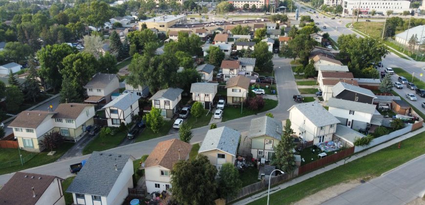 22 Price Drive East Kildonan – Bright 3-Bedroom Home with Large Yard