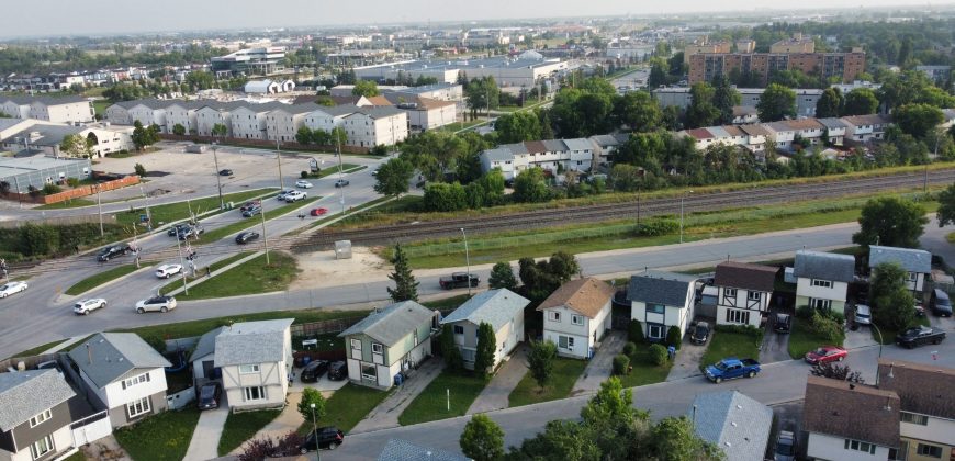 22 Price Drive East Kildonan – Bright 3-Bedroom Home with Large Yard