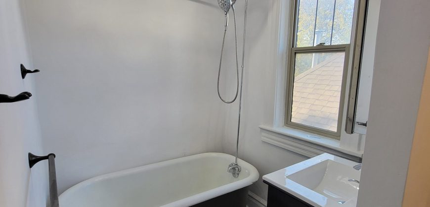 422 Burrows Ave, Winnipeg | 1676 sq ft 6-Bedroom Home for Sale