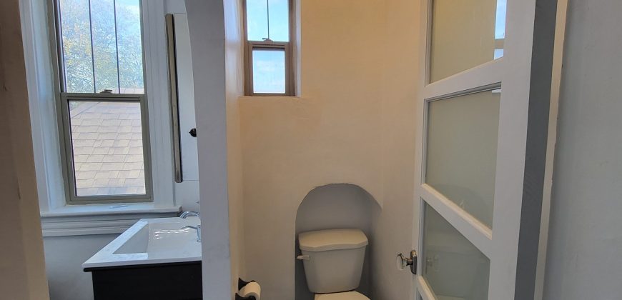 422 Burrows Ave, Winnipeg | 1676 sq ft 6-Bedroom Home for Sale