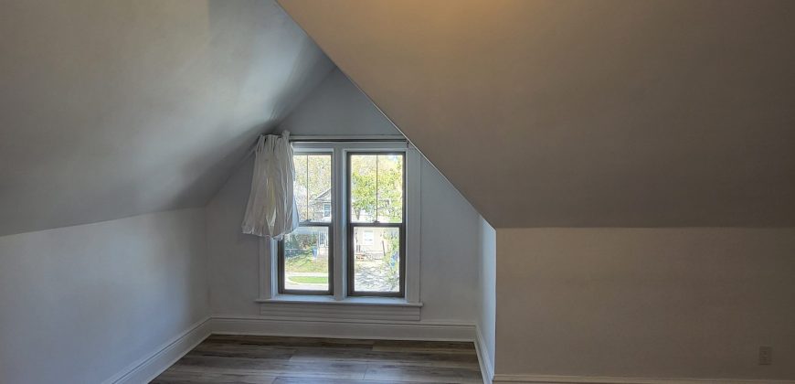 422 Burrows Ave, Winnipeg | 1676 sq ft 6-Bedroom Home for Sale