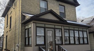 422 Burrows Ave, Winnipeg | 1676 sq ft 6-Bedroom Home for Sale