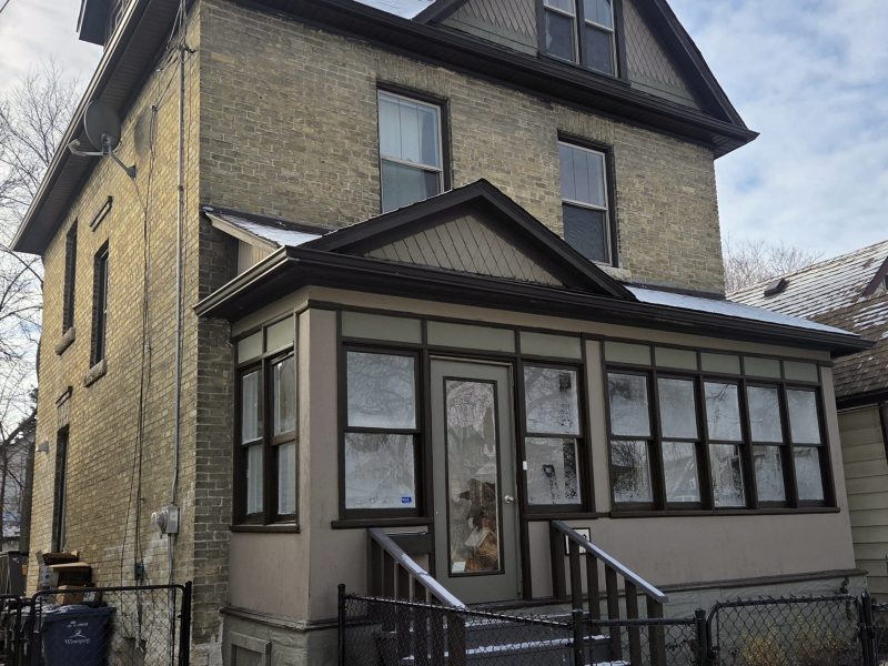 422 Burrows Ave, Winnipeg | 1676 sq ft 6-Bedroom Home for Sale