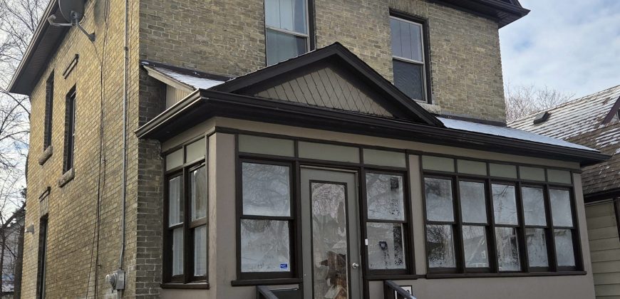 422 Burrows Ave, Winnipeg | 1676 sq ft 6-Bedroom Home for Sale