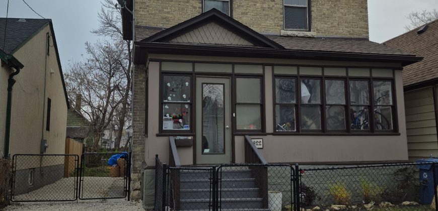 422 Burrows Ave, Winnipeg | 1676 sq ft 6-Bedroom Home for Sale