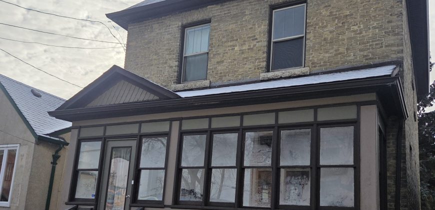 422 Burrows Ave, Winnipeg | 1676 sq ft 6-Bedroom Home for Sale
