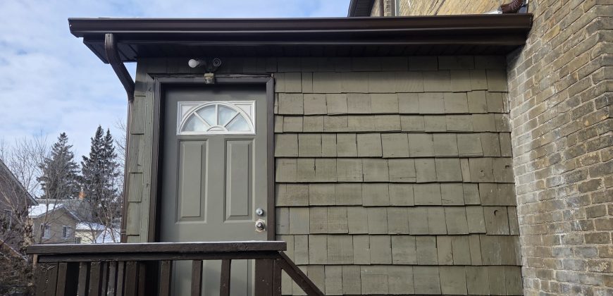 422 Burrows Ave, Winnipeg | 1676 sq ft 6-Bedroom Home for Sale