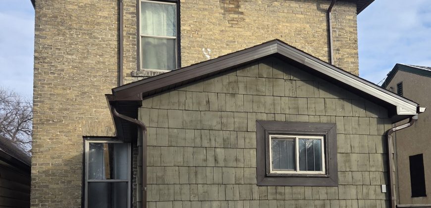 422 Burrows Ave, Winnipeg | 1676 sq ft 6-Bedroom Home for Sale