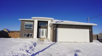 4 Parkdale Cove, Ste. Anne, Manitoba — Stunning 4-Bed, High-End Home!