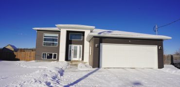 4 Parkdale Cove, Ste. Anne, Manitoba — Stunning 4-Bed, High-End Home!