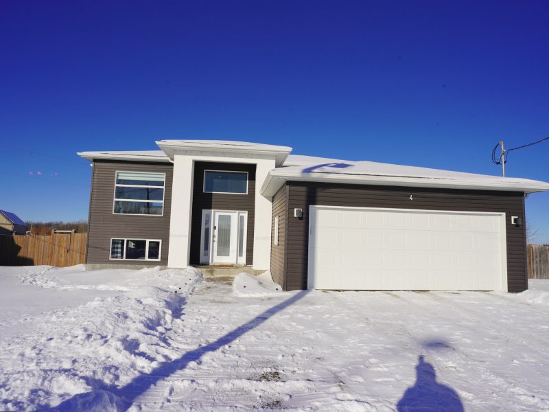 4 Parkdale Cove, Ste. Anne, Manitoba — Stunning 4-Bed, High-End Home!