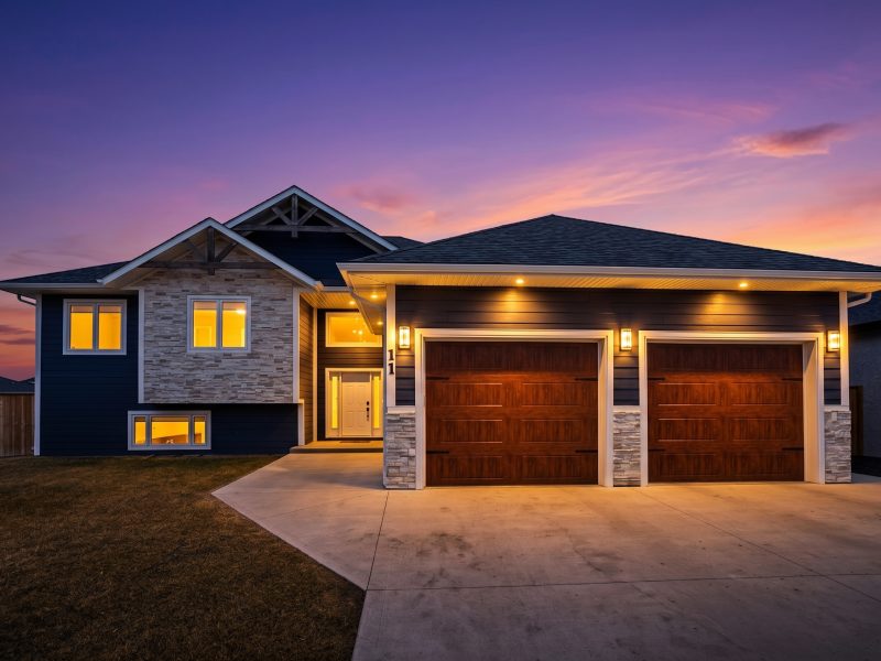 11 Hawthorne Way | Premium 5 Bedroom Home in Niverville With Heated Oversized Garage