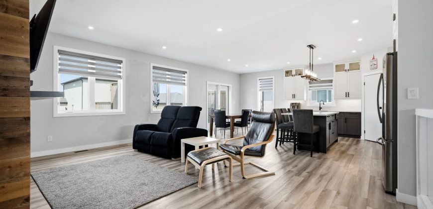 11 Hawthorne Way | Premium 5 Bedroom Home in Niverville With Heated Oversized Garage