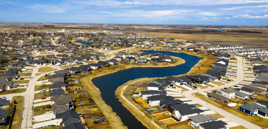 11 Hawthorne Way | Premium 5 Bedroom Home in Niverville With Heated Oversized Garage