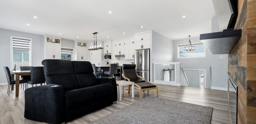 11 Hawthorne Way | Premium 5 Bedroom Home in Niverville With Heated Oversized Garage