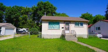 193 Berrydale Avenue | Rare St. Vital Opportunity on an Incredible 50 x 220 Ft Lot