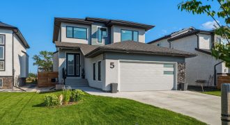 5 Cartmill Bay | Luxury Park-Backing Home in Meadowlands, West St. Paul