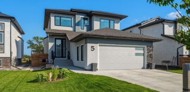 5 Cartmill Bay | Luxury Park-Backing Home in Meadowlands, West St. Paul